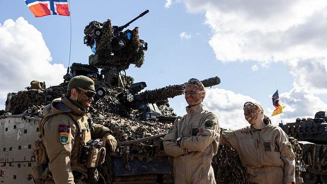 덴마크와 노르웨이의 나토군이 2025년 5월 훈련 중 탱크 앞에 서 있다