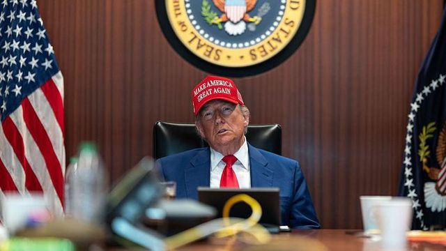 백악관이 제공한 이 사진에서 도널드 트럼프 미국 대통령이 2025년 6월 21일 워싱턴 DC 백악관에서 이란 핵 농축 시설 3곳을 파괴한 작전을 상황실에 앉아 모니터링하고 있다