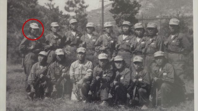 총을 멘 해병대 참전 용사들 