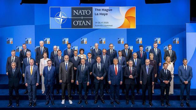 나토 단체사진에서 스페인 총리(사진 오른쪽 끝)가 거리를 두고 서 있다 