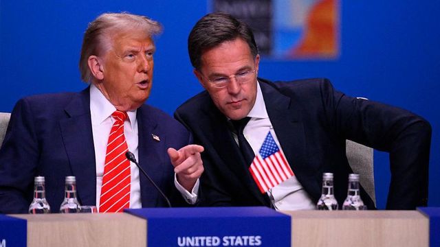 트럼프 미국 대통령(왼쪽)이 마르크 뤼터 나토 사무총장과 회의 중 함께 이야기하는 모습