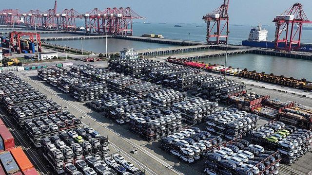 수출되기 위해 세워져있는 자동차들