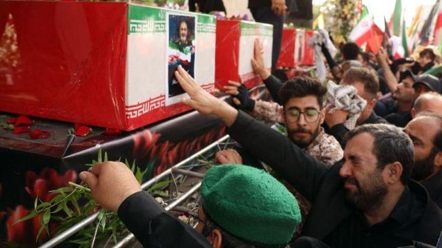 이란 국장 현장에서 관 위로 손 내미는 조문객들