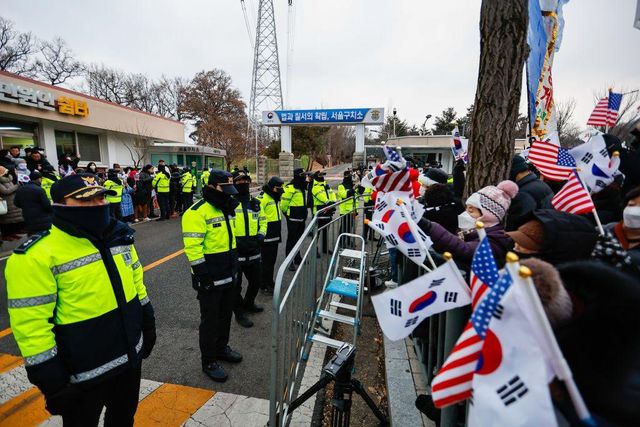 서울구치소 앞에 모인 탄핵반대 시위자들