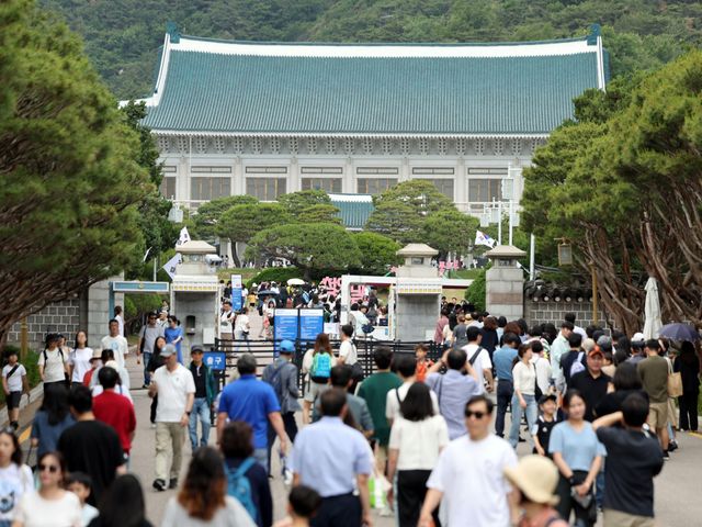 제21대 대통령 선거 투표일인 3일 서울 종로구 청와대에서 관람객들이 입장을 위해 줄을 서 있다