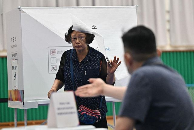 기표소에서 투표하고 나오는 유권자