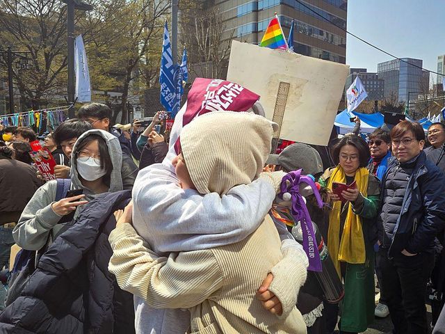 윤 전 대통령 탄핵으로 기뻐하는 시민들
