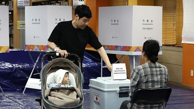 유모차를 끌고 투표하러 온 남성