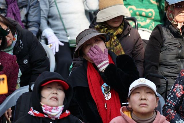 윤석열 전 대통령의 탄핵으로 실망하는 시민들