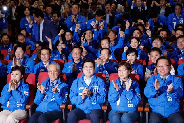 3일 대선 투표 종료 직후 출구조사 결과에 환호하는 더불어민주당 의원들