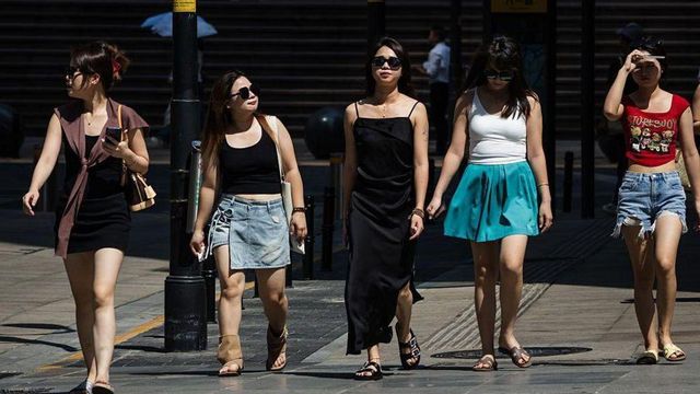 젊은 중국 여성이 결혼과 출산을 외면하는 가운데, 중국 당국은 가족의 전통적 가치가 다시 확산되길 바란다 