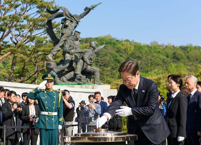 이재명 더불어민주당 대선 후보가 지난 4월 28일 오전 서울 동작구 국립서울현충원 현충탑에서 당 지도부와 함께 참배하고 있다