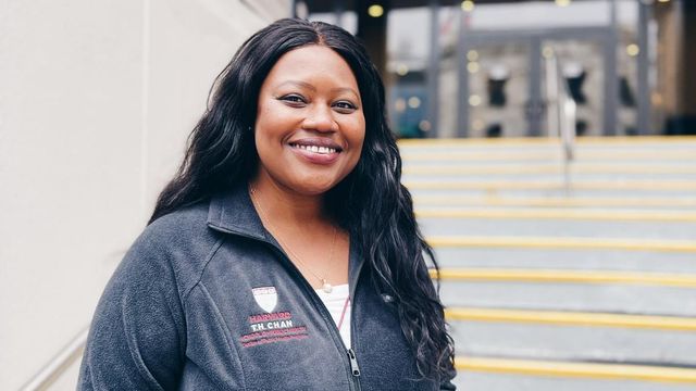 학교 건물 앞 파투 우리