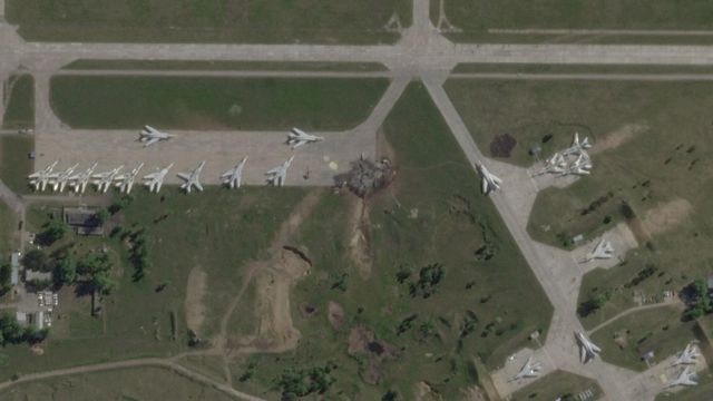 벨라야 공군 기지에서 포착된 일부 파괴된 군용기