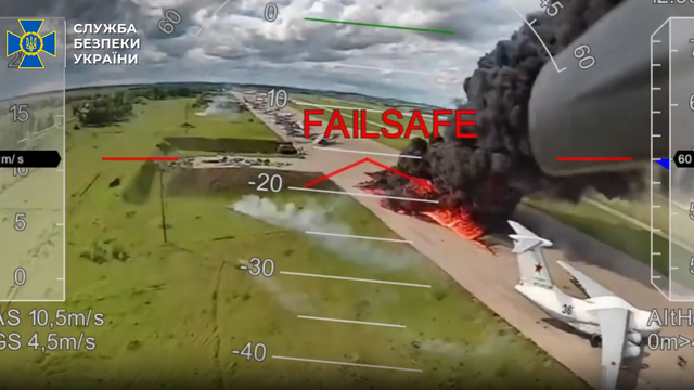 비행장에서 불타고 있는 기체의 모습