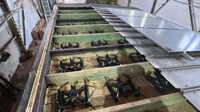 트럭 내부에 숨겨진 목제 상자에 보관된 드론의 모습