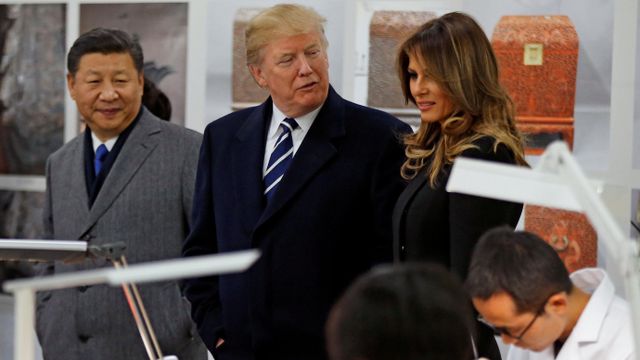 자금성 보존 과학 연구소를 둘러보는 시 주석과 트럼프 부부