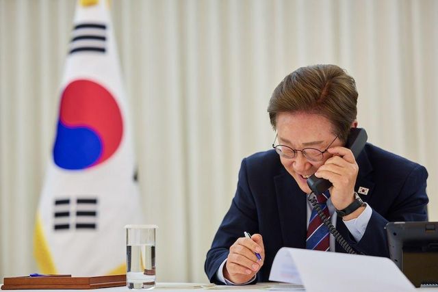 통화 중인 이재명 대통령