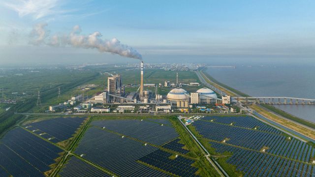 화력 발전소와 태양광 발전소