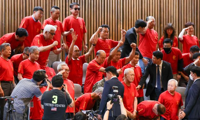 특검법 통과에 기뻐하는 해병대 예비역 연대