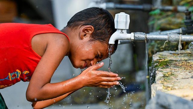 인도의 한 어린이가 수돗가에서 세수를 하고 있다