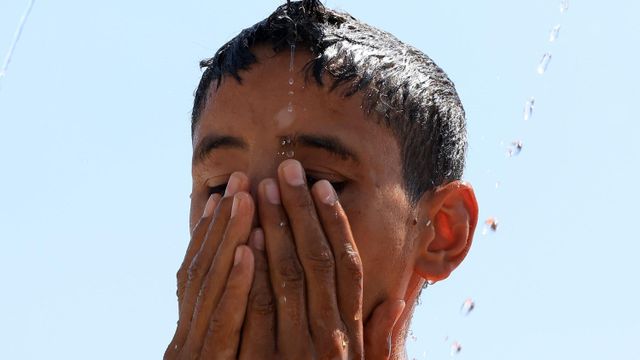 예멘의 한 어린이가 폭염 속에서 얼굴을 감싸쥐고 있다