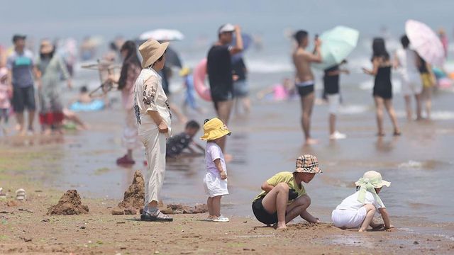해변으로 몰려 더위를 식히는 칭다오 주민들