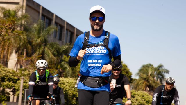 우고 파리아스는 파란색 러닝 셔츠에 선글라스와 모자를 쓴 채 달리고 있다. 그의 뒤에는 세 명의 자전거 동료들이 함께하고 있다. 