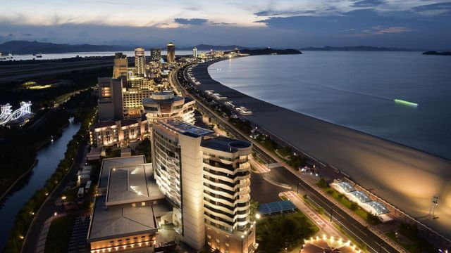 원산의 원산갈마 해안관광지구. 이미지에서 일련의 다층 건물이 보이는데, 모두 해안선을 따라 자리 잡고 있다.