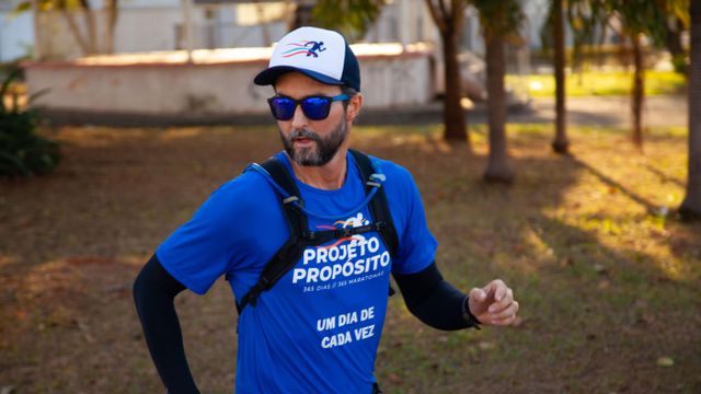 파리아스가 파란색 운동복 상의에 검은색 긴팔 셔츠를 겹쳐 입고 달리고 있다