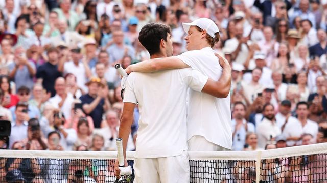 어깨동무하고 있는 카를로스 알카라스와 얀니크 신네르