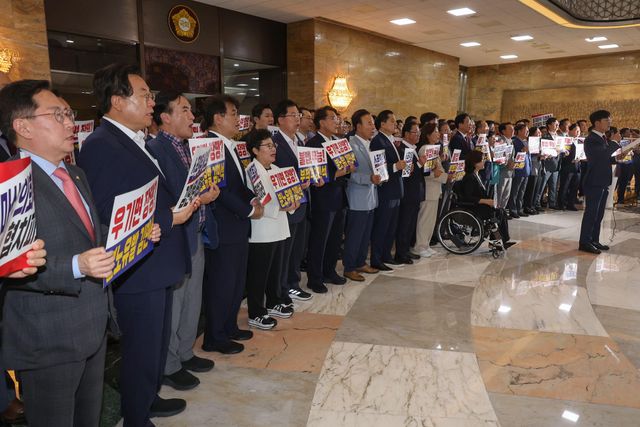 국민의힘 의원들이 서울 여의도 국회 로텐더홀에서 김민석 국무총리 후보자 임명을 규탄하고 있다