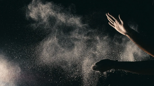 손에서 나오는 먼지