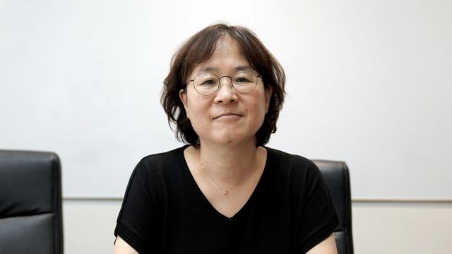 카메라를 쳐다보고 있는 이상희 변호사