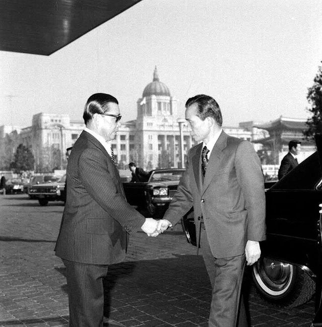 김재규가 장관인 건설부를 방문한 박정희 전 대통령