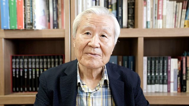 사무실에 앉아있는 조갑제 조갑제닷컴 대표