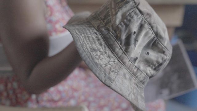 모자를 들고 있는 여성의 실루엣