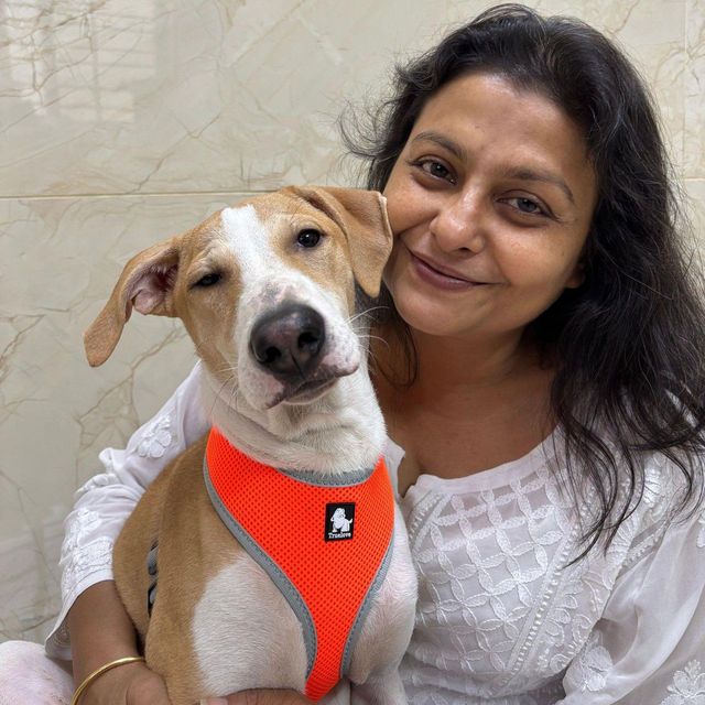 지난 12월 구조한 강아지와 함께 있는 자야 바타차르야