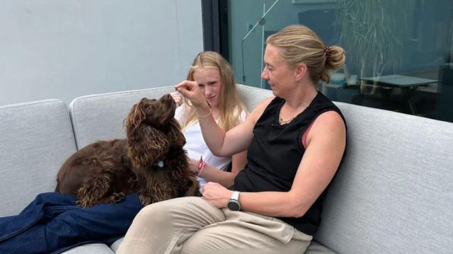 검은색 상의를 입은 엄마 캣(오른쪽)과 딸 릴리 그리고 강아지 몬티와 함께 있는 모습