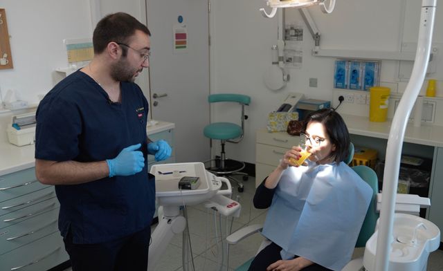 산성 음료를 마시면 치아 손상이 더 심해질 수 있다