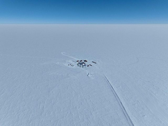 빙하 코어 시추 작업은 이탈리아-프랑스 연구기지 콩코르디아에서 약 40km 떨어진 곳에서 진행되었다