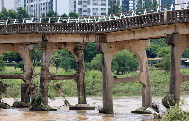 집중호우에 광주광역시 ‘옛 산동교’의 교각이 파손돼 상판이 휘어졌다
