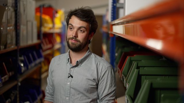 제임스 빌은 남극에서 1년간 빙하를 채취하고 추출하는 연구팀에 참여했다