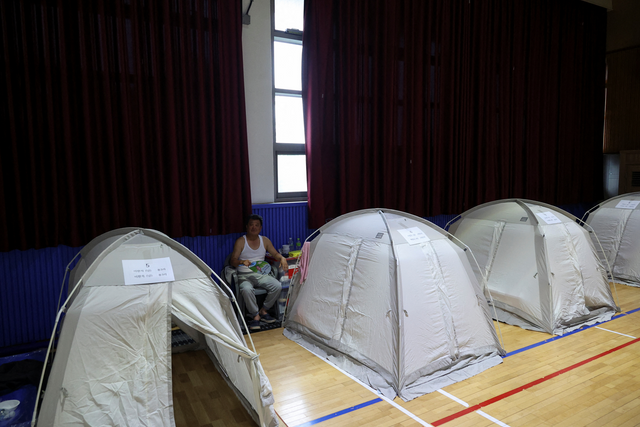 폭우로 침수된 마을 주민들이 임시 대피소에 머물고 있다