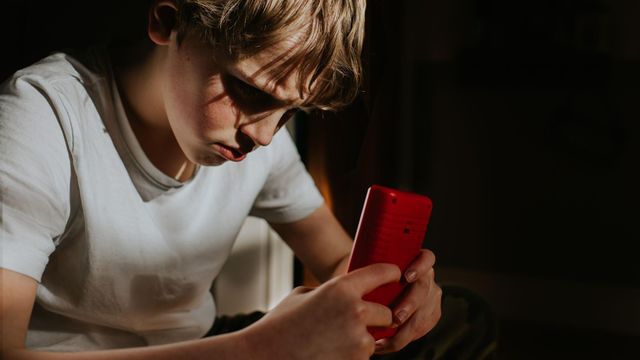 남성 청소년이 게임기를 손에 쥐고 있는 모습