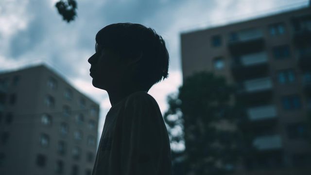 건물 사이로 보이는 청소년의 실루엣