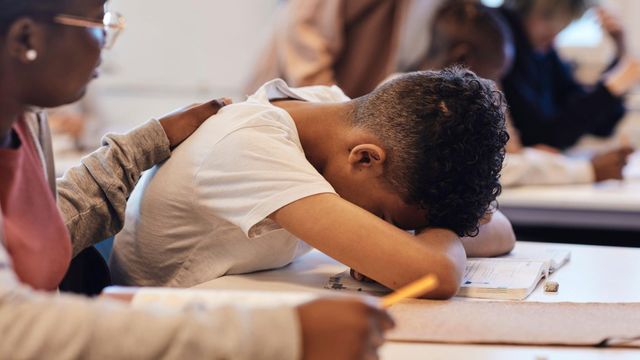 우울해하는 남학생을 위로하는 여학생