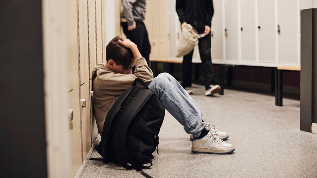 학교 복도에 앉아 있는 남학생