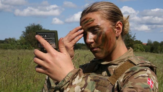 위장크림을 바르고 있는 덴마크 여성 군인