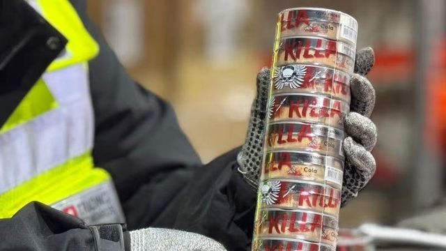 KILLA라고 적힌 니코틴 파우치를 포장하고 있는 모습